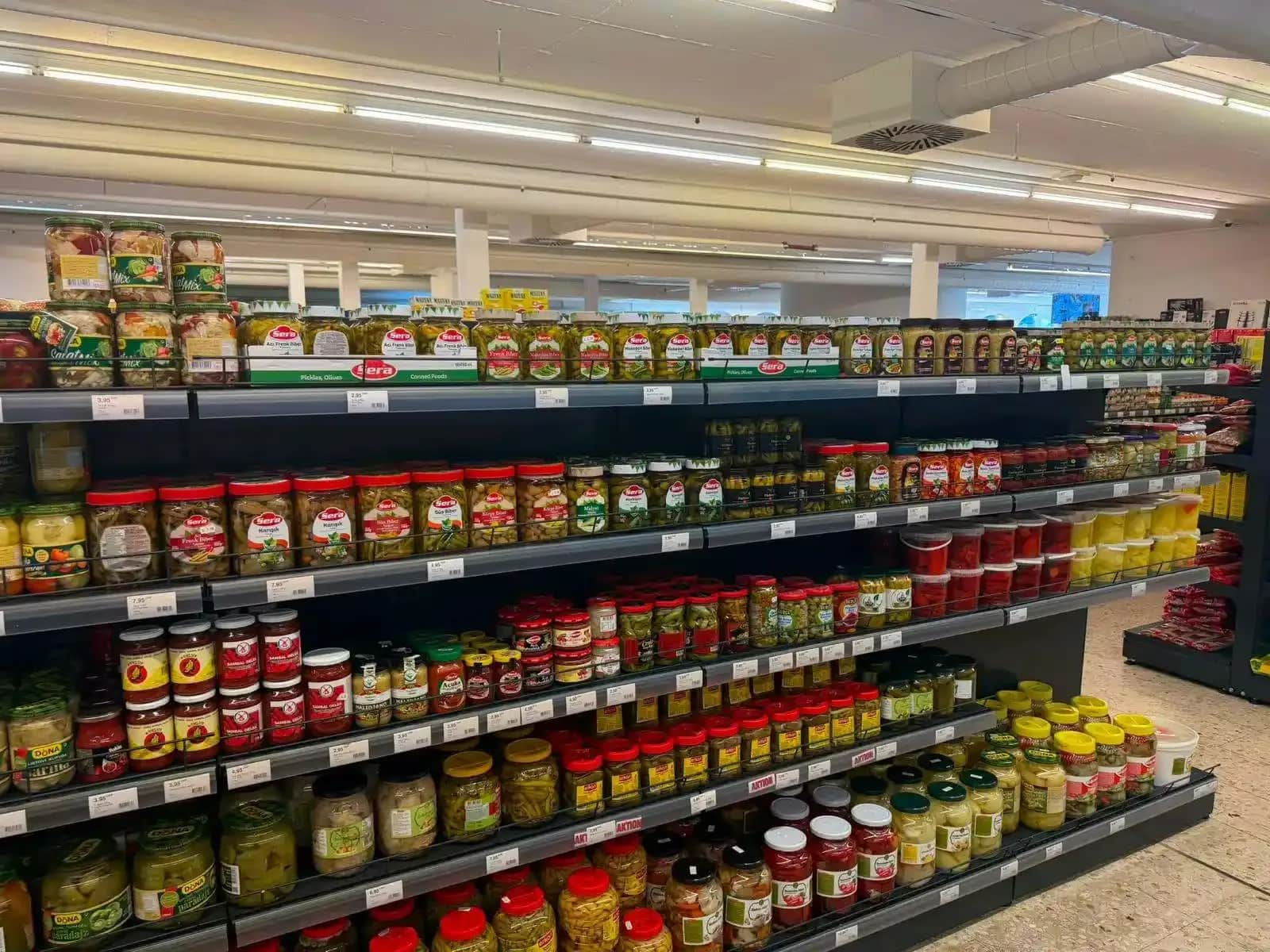 Regal mit Gläsern, Salça und Antipasti