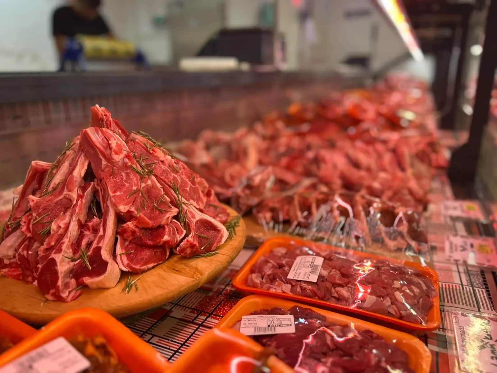 Lammkoteletts und abgepacktes Fleisch an der Theke