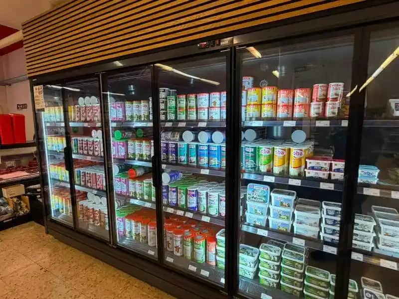Kühlregal mit Joghurt, Käse und Milchprodukten bei Ali Supermarkt in Flamatt