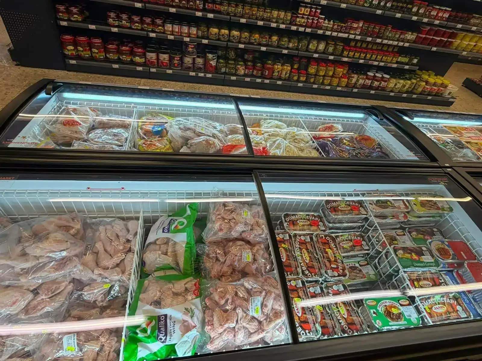 Tiefkühltruhe mit Geflügel und Fleischprodukten